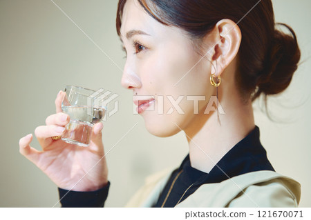 一位女士正在品嚐酒。 121670071