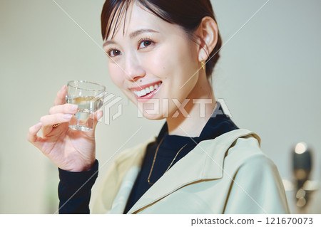 一位女士正在品嚐酒。 121670073