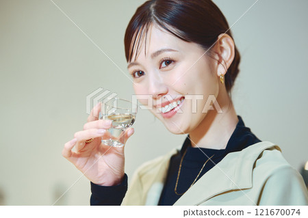 一位女士正在品嚐酒。 121670074