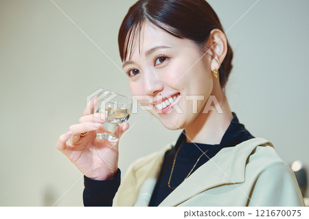 一位女士正在品嚐酒。 121670075