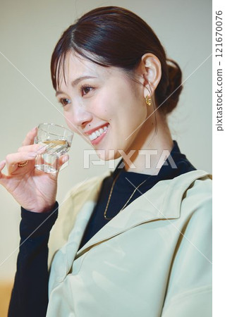 一位女士正在品嚐酒。 121670076