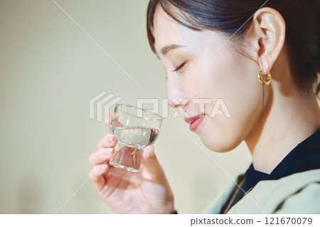一位女士正在品嚐酒。 121670079