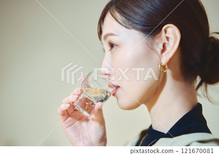 一位女士正在品嚐酒。 121670081