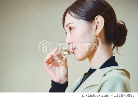一位女士正在品嚐酒。 121670083