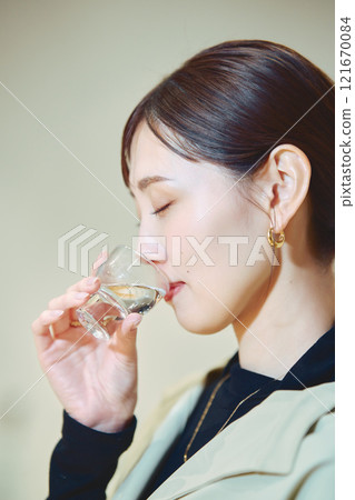 一位女士正在品嚐酒。 121670084