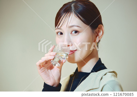 一位女士正在品嚐酒。 121670085