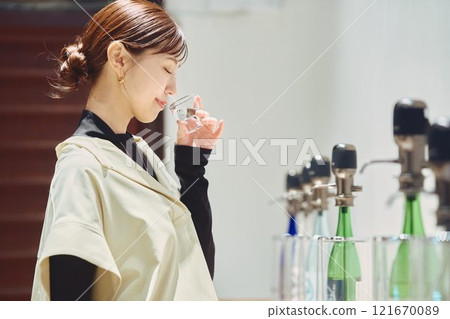 一位女士正在品嚐酒。 121670089