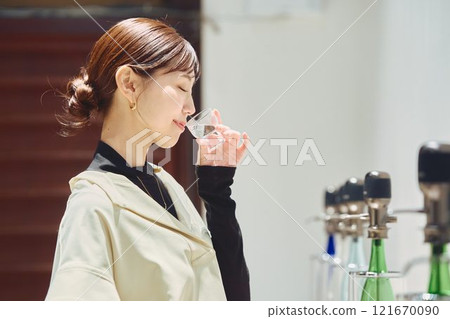 一位女士正在品嚐酒。 121670090