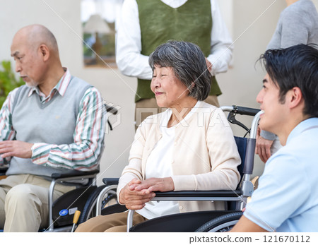 護理院老人和護理人員 121670112