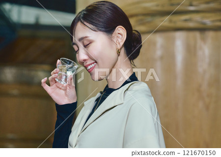 一位女士在清酒釀酒廠品嚐葡萄酒 121670150