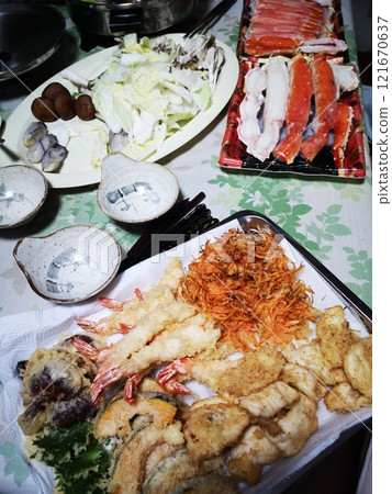 Family dinner party 121670637