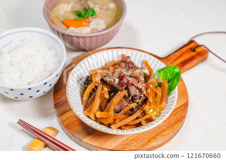Beef and radish stewed in gyudon style 121670660