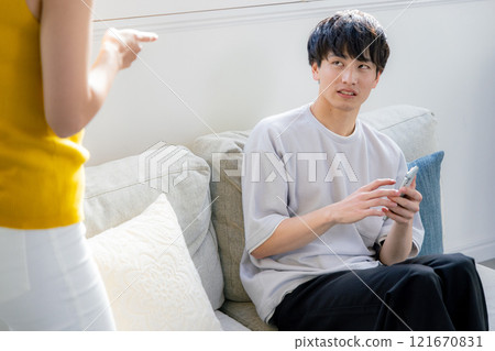 Men and women fighting Men and women fighting 121670831