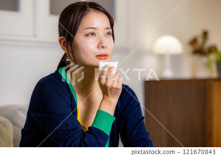 晚上看電視的年輕女子 121670843