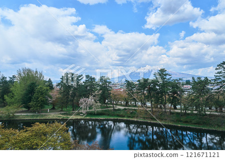 自然景觀,有安靜的湖畔和樹木。 自然景觀,有安靜的湖畔和樹木。 121671121