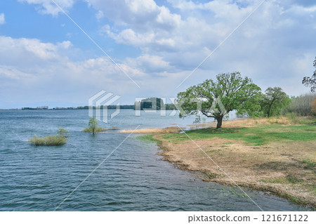 廣闊的藍天和靜謐的湖邊景色 廣闊的藍天和靜謐的湖邊景色 121671122