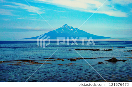 從北海道禮文島眺望利尻島 從北海道禮文島眺望利尻島 121676473