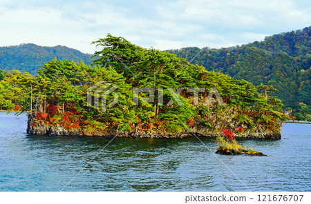 Lake Towada, Lake Saiko, Yoroishima Island seen from a sightseeing boat Lake Towada, Lake Saiko, Yoroishima Island seen from a sightseeing boat 121676707