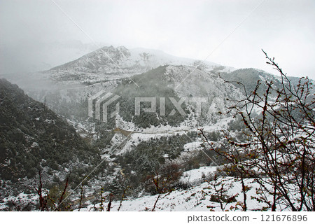 China Yunnan Province Deqin Snow-covered Snow Mountain Pass China Yunnan Province Deqin Snow-covered Snow Mountain Pass 121676896