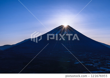 Diamond Fuji seen from Ryugatake (image of the first sunrise) Diamond Fuji seen from Ryugatake (image of the first sunrise) 121676955