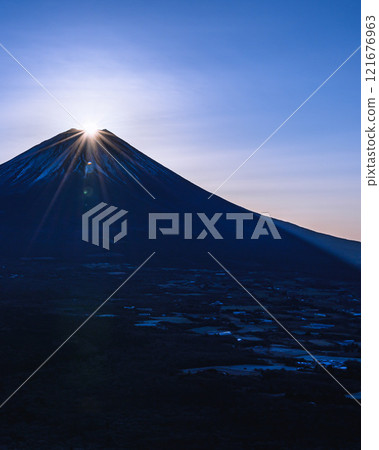 Diamond Fuji seen from Ryugatake (image of the first sunrise) 121676963