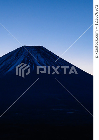 A spectacular view of the morning sky and Mt. Fuji (from Ryugatake in winter) A spectacular view of the morning sky and Mt. Fuji (from Ryugatake in winter) 121676972