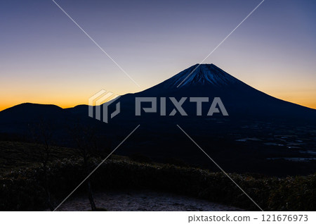 A spectacular view of the morning sky and Mt. Fuji (from Ryugatake in winter) 121676973