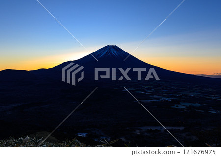 日出天空和富士山的壯麗景色（冬季從龍嶽山） 121676975