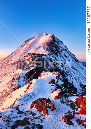 日出時被雪覆蓋的八嶽山脈的赤嶽山 121677374