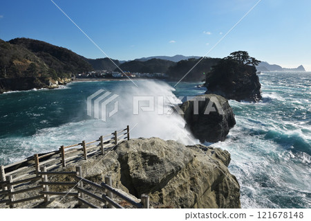 Rough sea 121678148