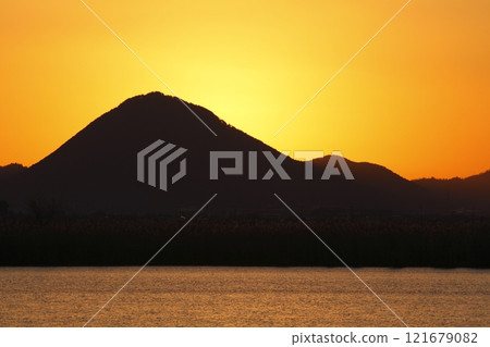 從木濱內湖看到的三上山和日出 121679082