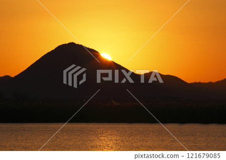 從木濱內湖看到的三上山和日出 121679085