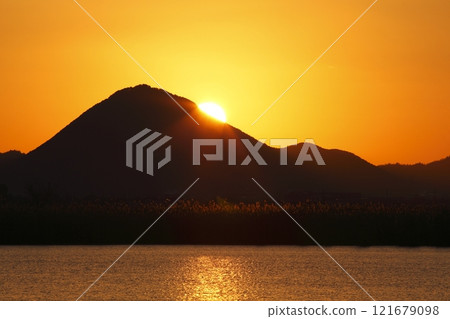 Mount Mikami and sunrise seen from Lake Kihama 121679098