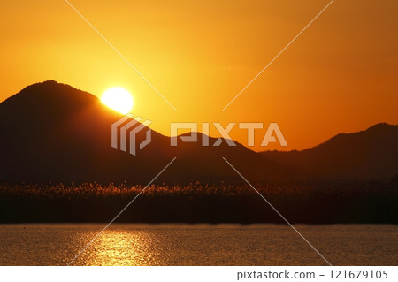 從木濱內湖看到的三上山和日出 121679105