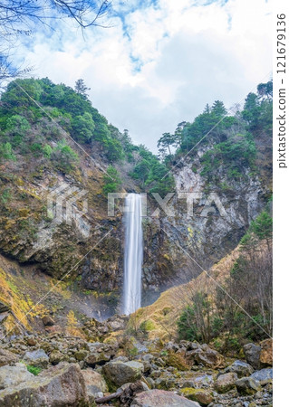 A dynamic view of Hirayu Falls in late autumn against a blue sky A dynamic view of Hirayu Falls in late autumn against a blue sky 121679136