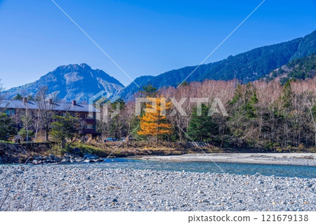 A scene of snow-free Mt. Yakedake and beautifully colored larch trees A scene of snow-free Mt. Yakedake and beautifully colored larch trees 121679138