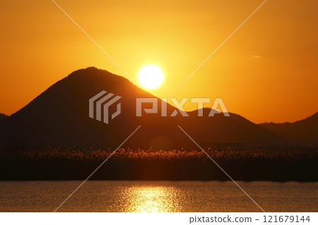 Mount Mikami and sunrise seen from Lake Kihama 121679144