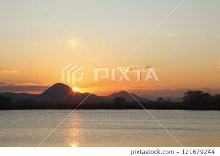 Mount Mikami and sunrise seen from Lake Kihama 121679244