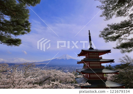 白雪覆蓋的富士山和五層寶塔遍佈盛開的櫻花 白雪覆蓋的富士山和五層寶塔遍佈盛開的櫻花 121679334