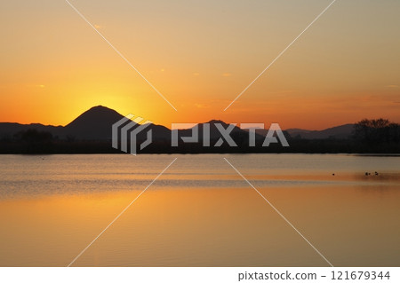 從木濱內湖看到的三上山和日出 121679344