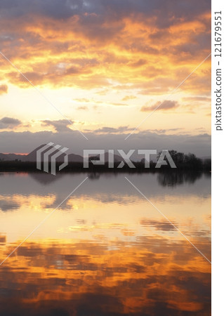 從木濱內湖看到的三上山和日出 從木濱內湖看到的三上山和日出 121679551