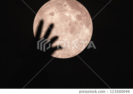 女人的手試圖抓住月亮 女人的手試圖抓住月亮 121680046