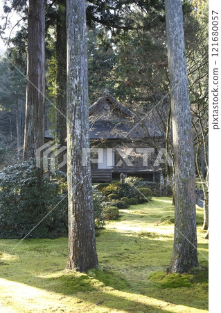 冬日朝陽下的三千院大條極樂院 冬日朝陽下的三千院大條極樂院 121680057