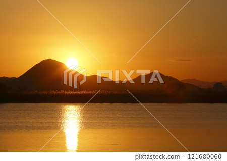 從木濱內湖看到的三上山和日出 從木濱內湖看到的三上山和日出 121680060