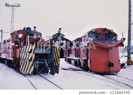 1987 DD14 and DE15 at Fukagawa Locomotive Depot 1987 DD14 and DE15 at Fukagawa Locomotive Depot 121680340