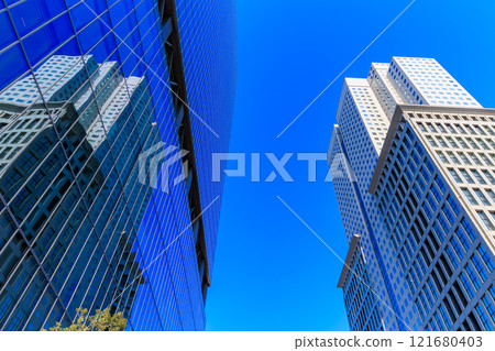 東京都港區赤坂的城市景觀（赤坂綠十字和山王公園塔） 121680403