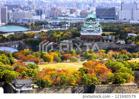 大阪城，秋天，秋葉，大阪城公園，高高的秋天天空，在大阪城周圍散步，大阪觀光，入境旅遊，秋天的大阪城 121680579