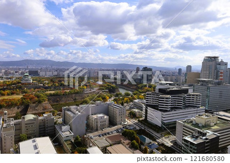 大阪城，秋天，秋葉，大阪城公園，高高的秋天天空，在大阪城周圍散步，大阪觀光，入境旅遊，秋天的大阪城 121680580
