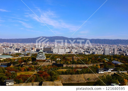 大阪城，秋天，秋葉，大阪城公園，高高的秋天天空，在大阪城周圍散步，大阪觀光，入境旅遊，秋天的大阪城 121680595