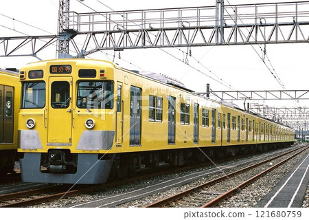 停靠在車站的西武鐵道 2000 系列 停靠在車站的西武鐵道 2000 系列 121680759